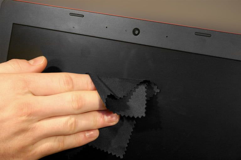 How-to-clean-a-laptop-screen-Microfiber-cloth | لپ تاپ اسکرین| ال سی دی