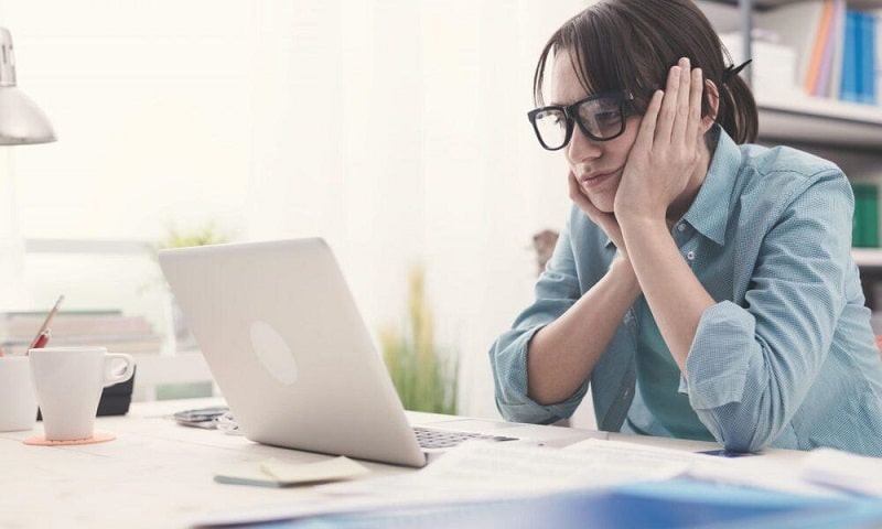 علت به وجود آمدن خطوط عمودی و افقی صفحه لپ تاپ چیست؟