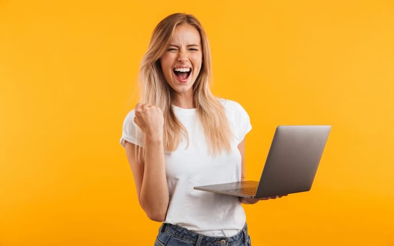 از کجا بفهمیم شارژر لپ تاپ خراب شده است؟ + دلایل خرابی شارژر لپ تاپ