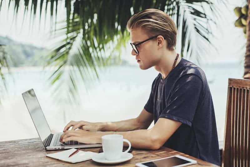 علائم خرابی سوکت شارژ لپ تاپ + معرفی راه های پیشگیری