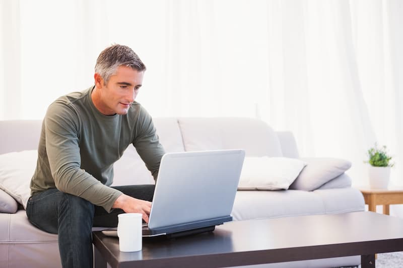 دلایل قرمز شدن صفحه لپ تاپ چیست + راه های پیشگیری