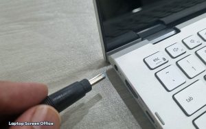 بررسی دلایل روشن شدن خودکار لپ تاپ با اتصال به برق + راه حل