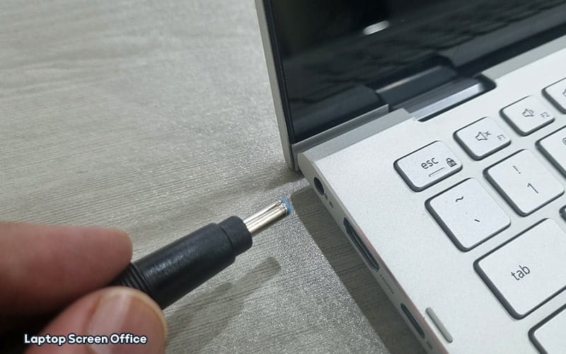 بررسی دلایل روشن شدن خودکار لپ تاپ با اتصال به برق + راه حل